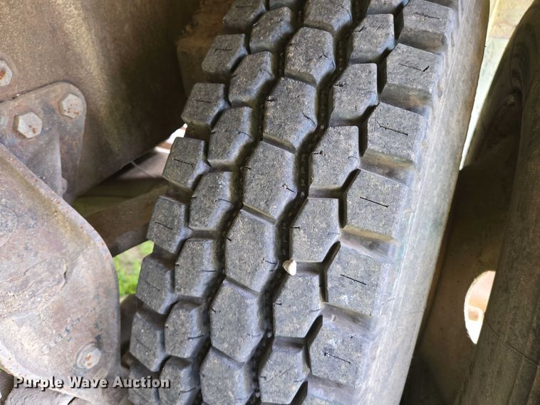 image for item EO0931 1999 Mack CH613 vacuum truck