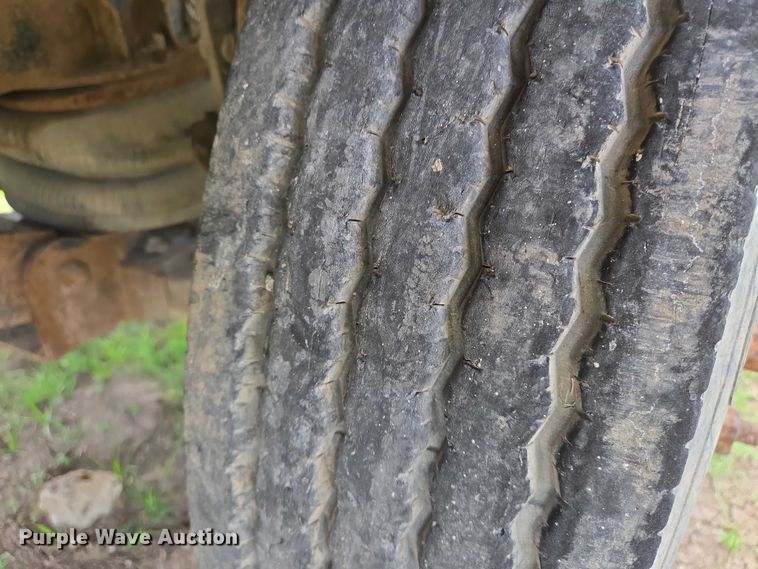 image for item EO0931 1999 Mack CH613 vacuum truck