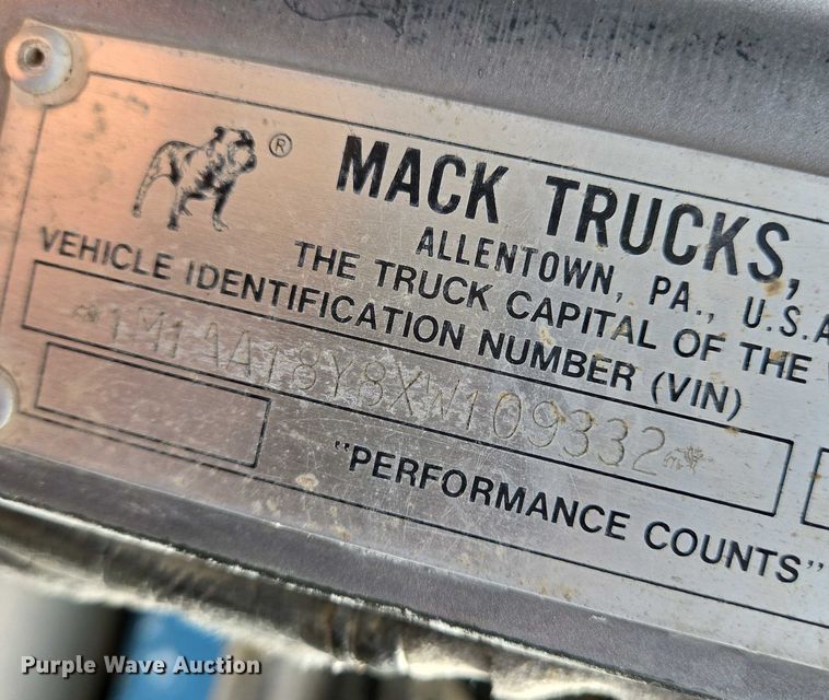 image for item EO0931 1999 Mack CH613 vacuum truck