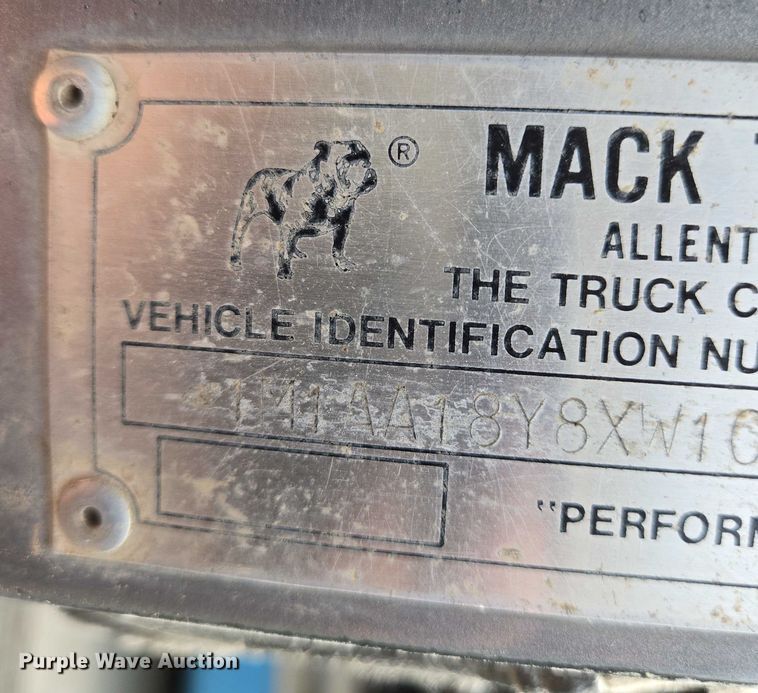image for item EO0931 1999 Mack CH613 vacuum truck