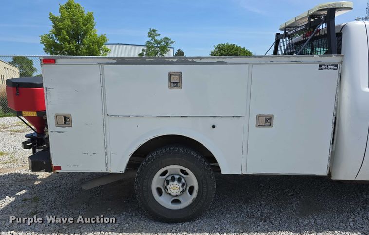 image for item EO1042 2009 Chevrolet Silverado 2500 utility bed pickup truck
