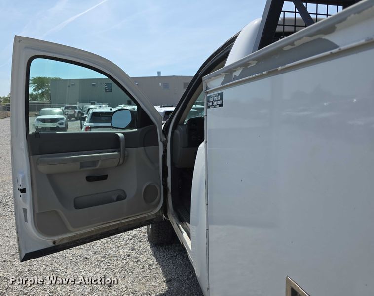 image for item EO1042 2009 Chevrolet Silverado 2500 utility bed pickup truck