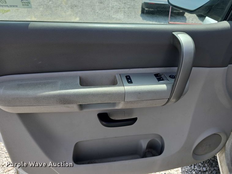 image for item EO1042 2009 Chevrolet Silverado 2500 utility bed pickup truck