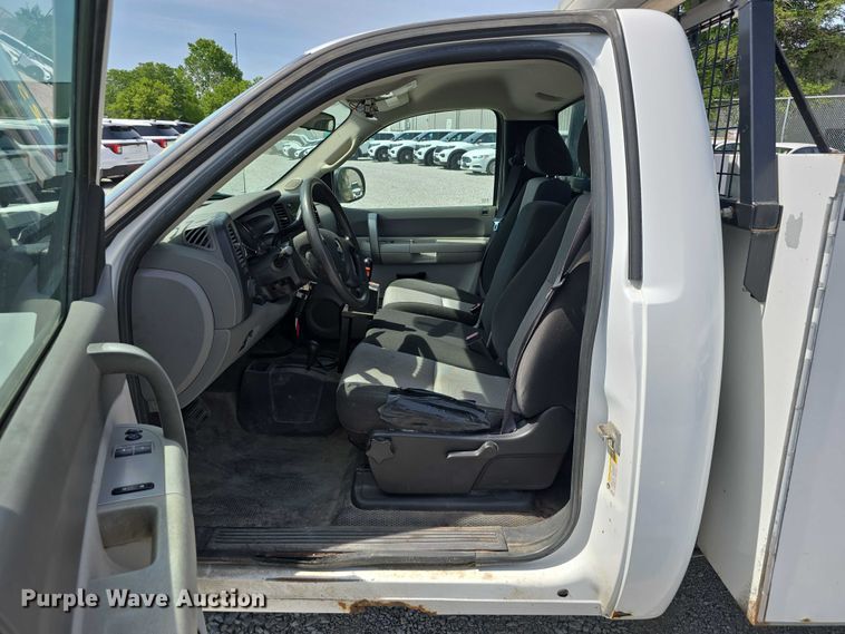 image for item EO1042 2009 Chevrolet Silverado 2500 utility bed pickup truck