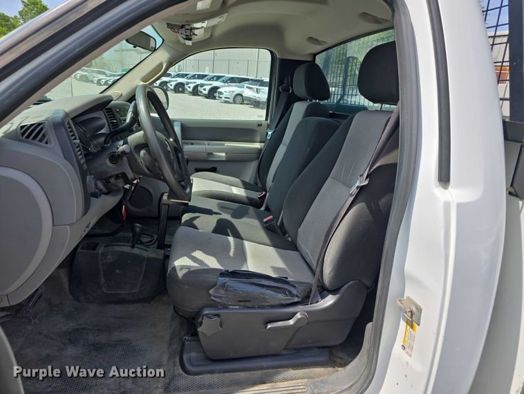 image for item EO1042 2009 Chevrolet Silverado 2500 utility bed pickup truck