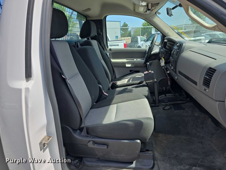 image for item EO1042 2009 Chevrolet Silverado 2500 utility bed pickup truck