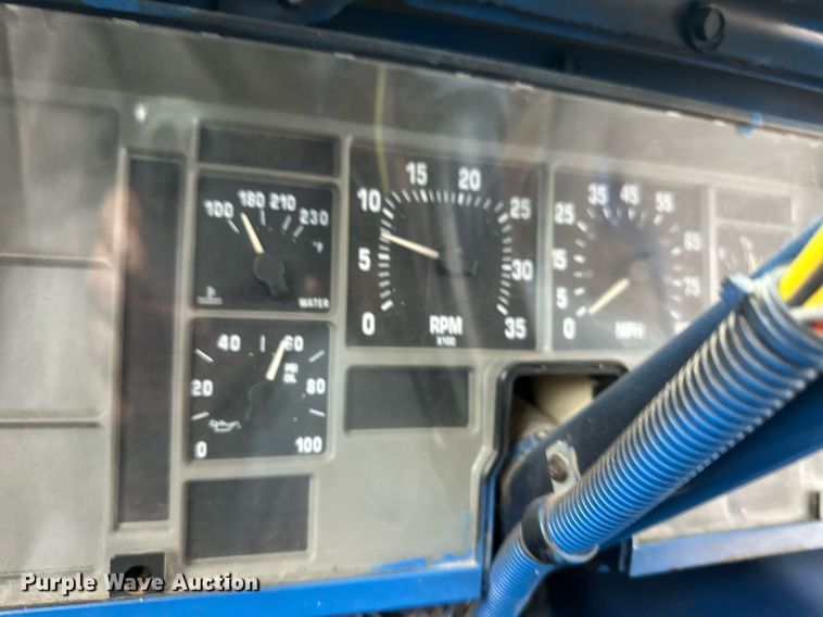 image for item EQ4856 1996 International 3800 school bus