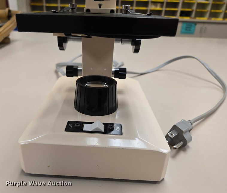 image for item ER5267 Approximately 89 Swift M3200 microscopes