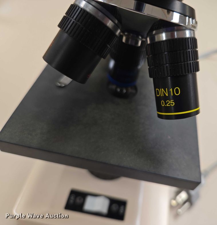 image for item ER5267 Approximately 89 Swift M3200 microscopes