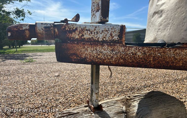 image for item EX9272 1994 S and H Stockman livestock trailer