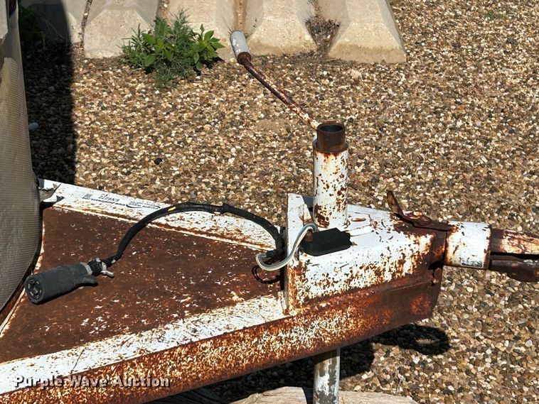 image for item EX9272 1994 S and H Stockman livestock trailer