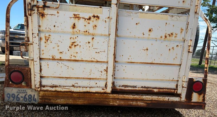image for item EX9272 1994 S and H Stockman livestock trailer