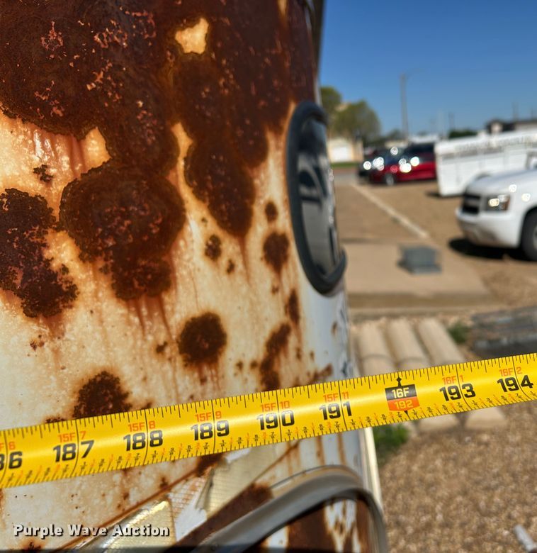 image for item EX9272 1994 S and H Stockman livestock trailer