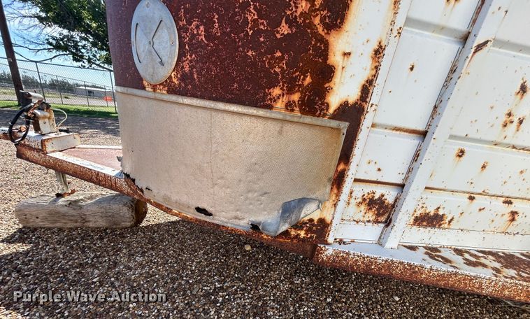 image for item EX9272 1994 S and H Stockman livestock trailer