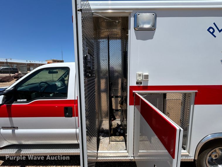 image for item EX9275 2002 Ford F350 Super Duty XLT ambulance