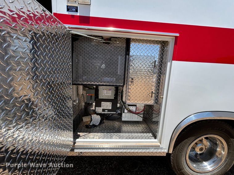 image for item EX9275 2002 Ford F350 Super Duty XLT ambulance