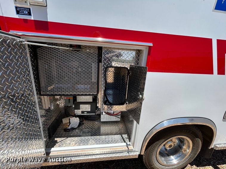 image for item EX9275 2002 Ford F350 Super Duty XLT ambulance