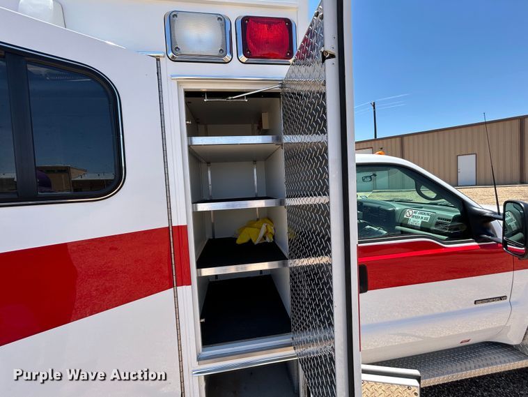 image for item EX9275 2002 Ford F350 Super Duty XLT ambulance