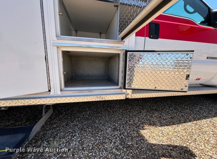 image for item EX9275 2002 Ford F350 Super Duty XLT ambulance