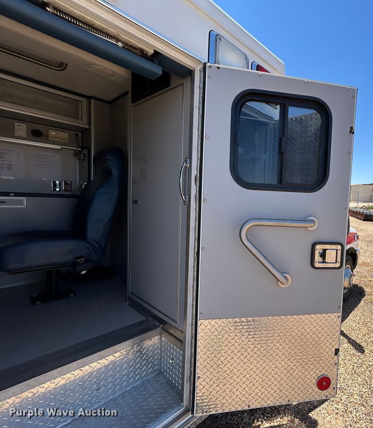 image for item EX9275 2002 Ford F350 Super Duty XLT ambulance