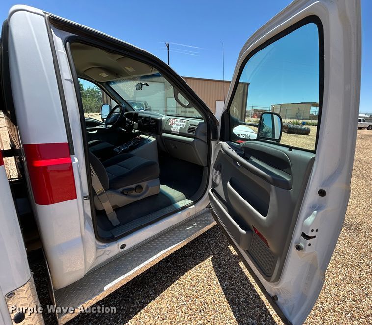 image for item EX9275 2002 Ford F350 Super Duty XLT ambulance