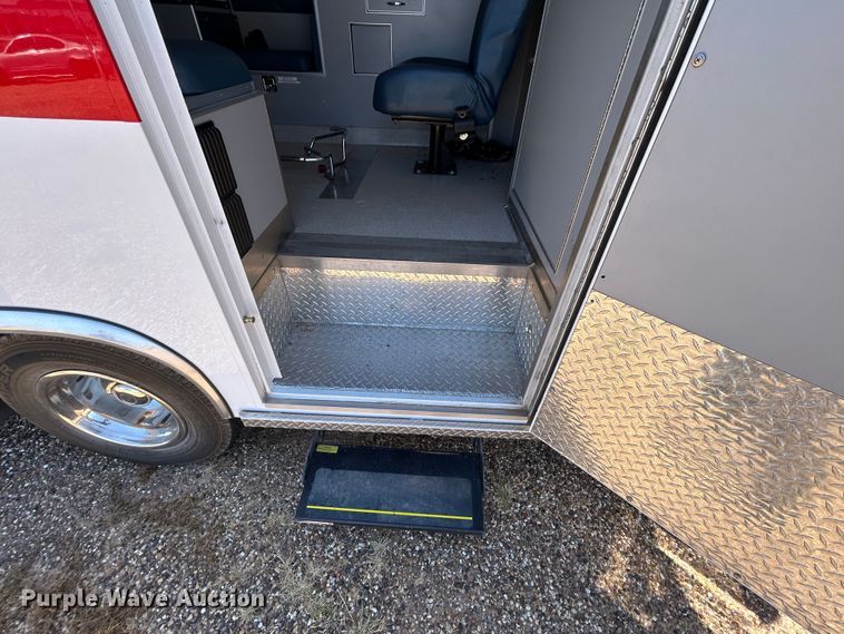 image for item EX9275 2002 Ford F350 Super Duty XLT ambulance