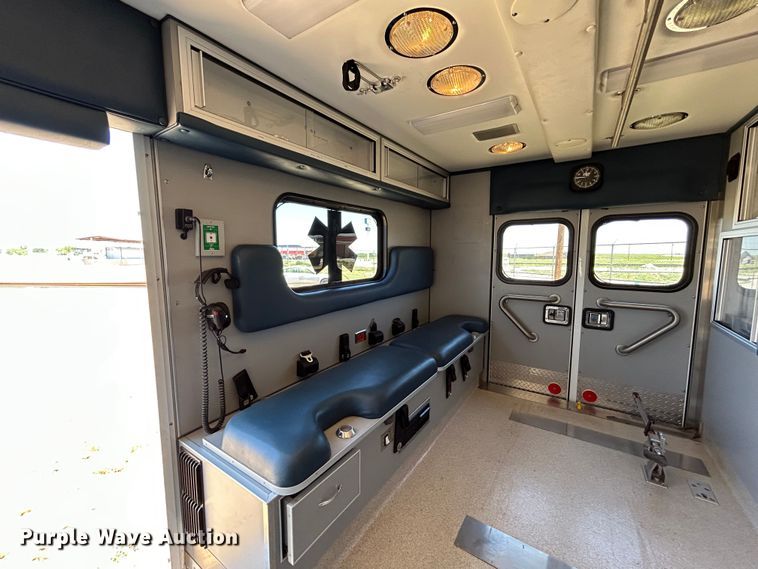 image for item EX9275 2002 Ford F350 Super Duty XLT ambulance