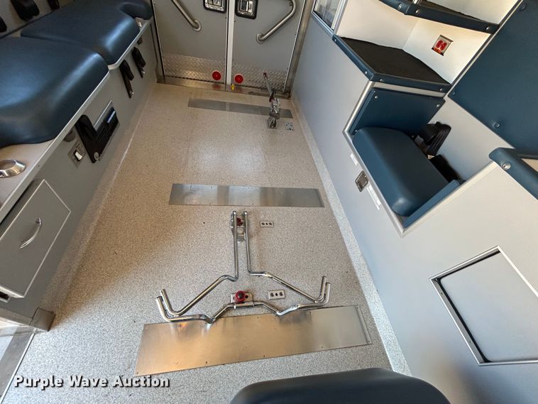 image for item EX9275 2002 Ford F350 Super Duty XLT ambulance