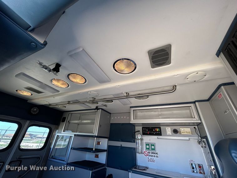 image for item EX9275 2002 Ford F350 Super Duty XLT ambulance