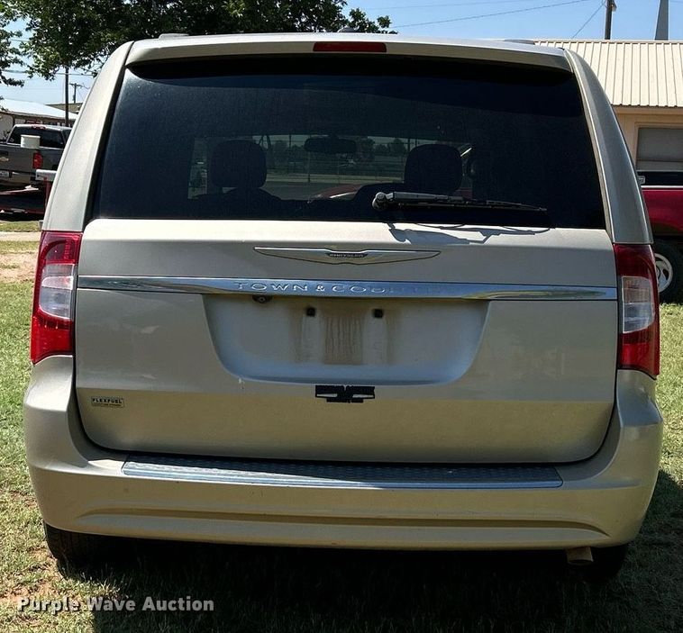 image for item EX9806 2014 Chrysler Town & Country van