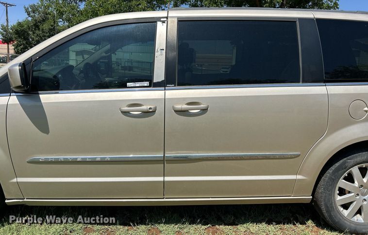 image for item EX9806 2014 Chrysler Town & Country van