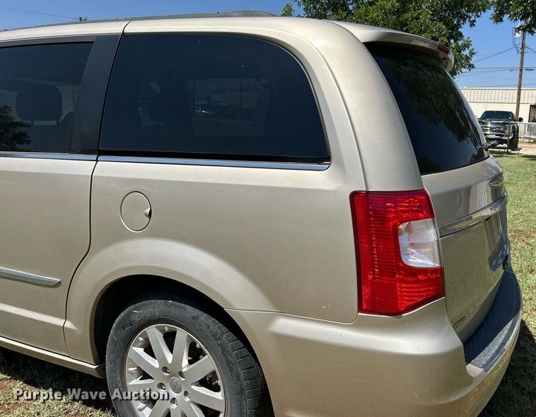 image for item EX9806 2014 Chrysler Town & Country van