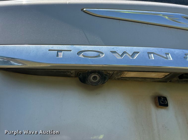 image for item EX9806 2014 Chrysler Town & Country van