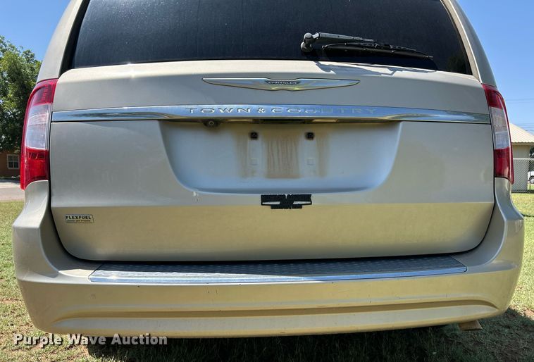 image for item EX9806 2014 Chrysler Town & Country van