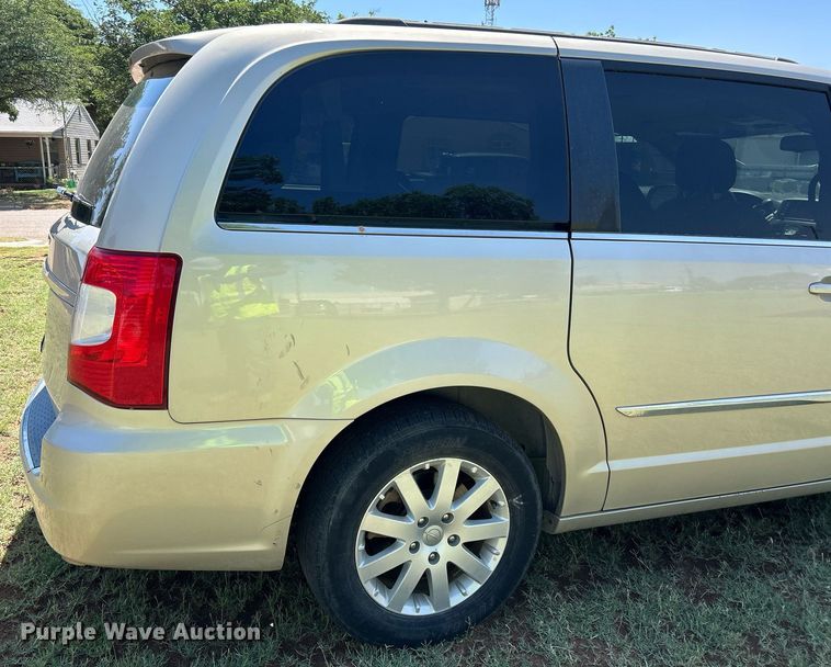 image for item EX9806 2014 Chrysler Town & Country van