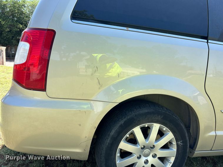 image for item EX9806 2014 Chrysler Town & Country van