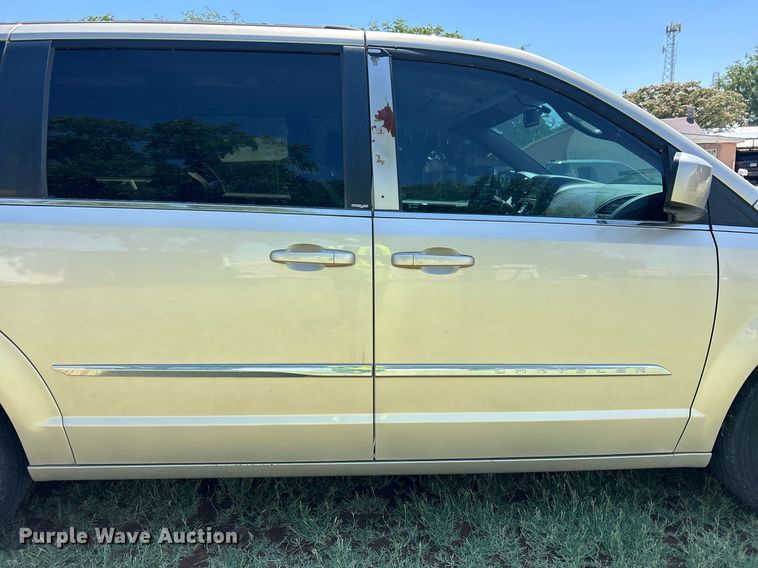 image for item EX9806 2014 Chrysler Town & Country van