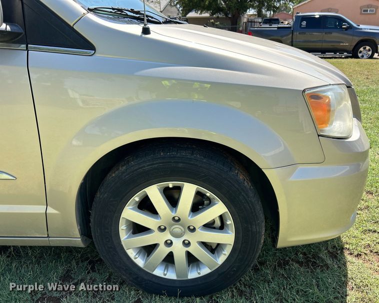 image for item EX9806 2014 Chrysler Town & Country van