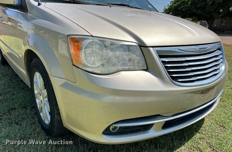 image for item EX9806 2014 Chrysler Town & Country van