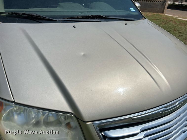 image for item EX9806 2014 Chrysler Town & Country van