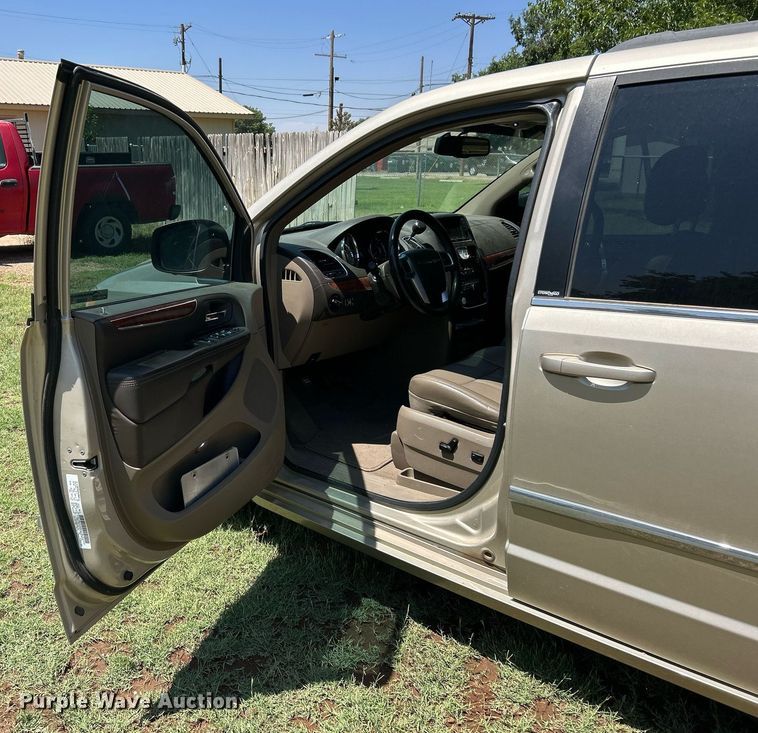 image for item EX9806 2014 Chrysler Town & Country van