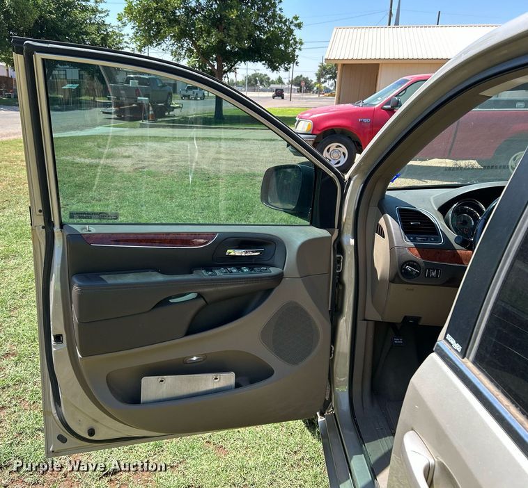 image for item EX9806 2014 Chrysler Town & Country van