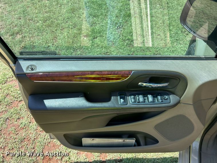 image for item EX9806 2014 Chrysler Town & Country van