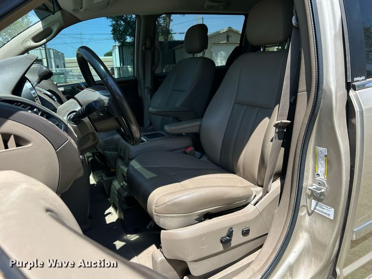 image for item EX9806 2014 Chrysler Town & Country van