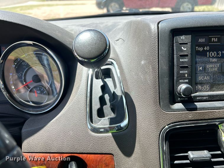 image for item EX9806 2014 Chrysler Town & Country van