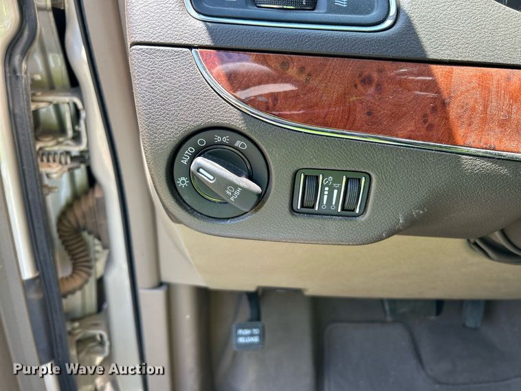 image for item EX9806 2014 Chrysler Town & Country van