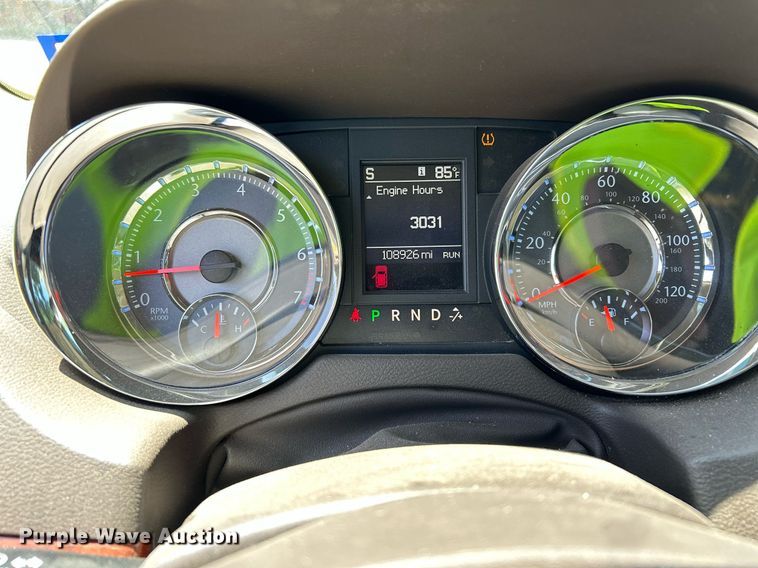 image for item EX9806 2014 Chrysler Town & Country van