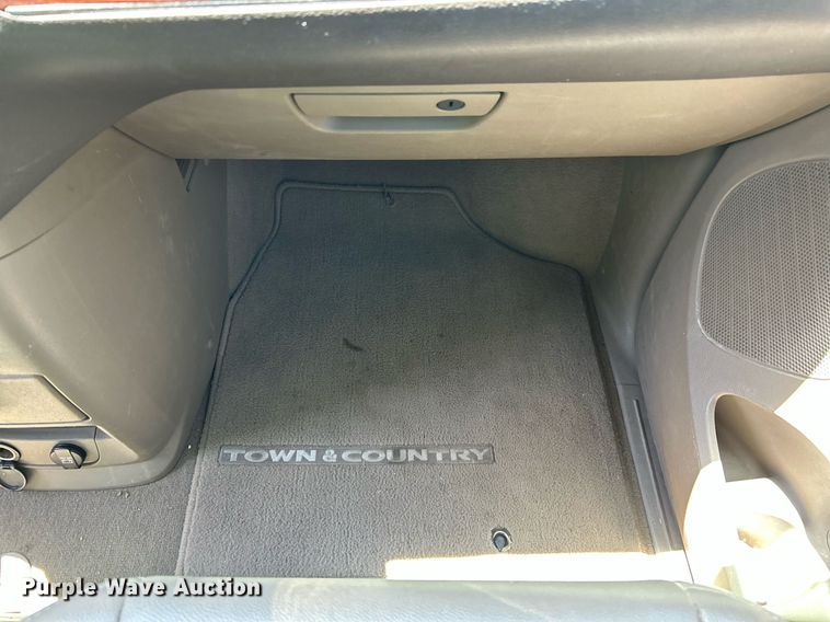 image for item EX9806 2014 Chrysler Town & Country van