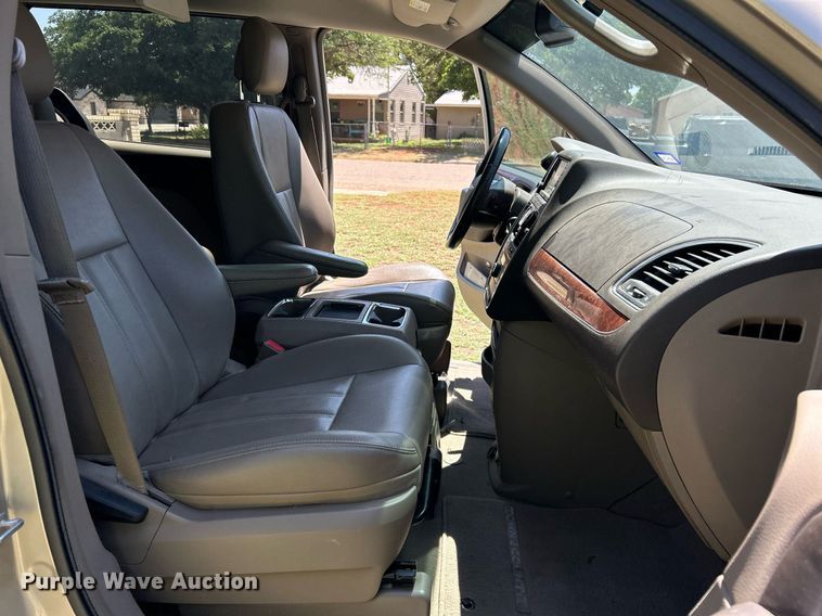 image for item EX9806 2014 Chrysler Town & Country van