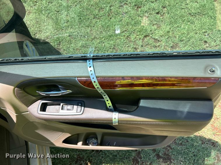 image for item EX9806 2014 Chrysler Town & Country van